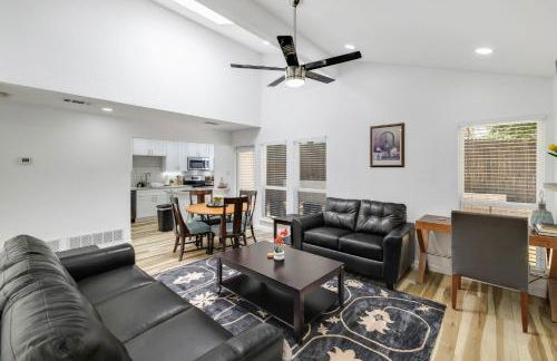 Arlington Entertainment District Home Green & White Door - Foto 39