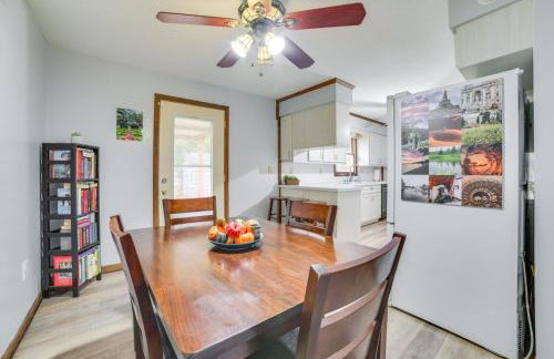 Cozy Houghton Lake Home with Fire Pit and Porch - Foto 5