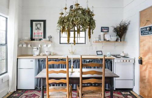 Hip, Cozy Cottage with a Fire Pit in Cleveland Park - Foto 31