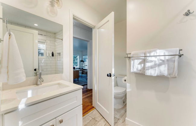 West Shore Lake House by Avantstay Ski Cabin w/ Backyard Sledding Hill! - Photo 21