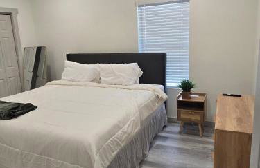 Modern B&W Coastal Retreat 2BR 2BA and Laundry - Foto 24