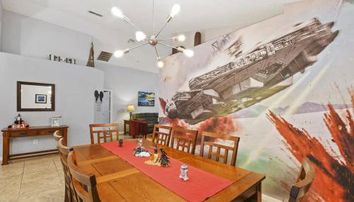 Themed 4BR house pool game room 10 min Disney - Foto 3