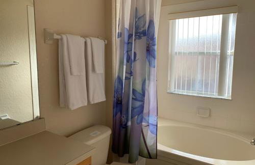 Spacious 4 BR Townhouse with 2 King Size Master Bedrooms, 3 miles to Disney, Free WiFi and Free Parking - Foto 2