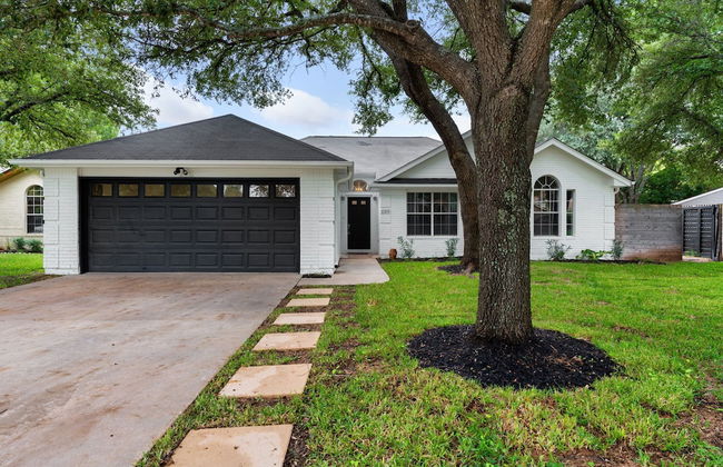 High End Home w Pool Hot Tub Gameroom - Photo 57