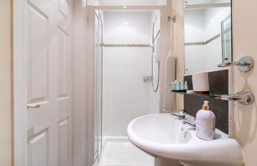 NEW Four Bedroom House - all rooms ensuite - Photo 41