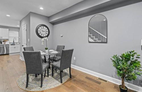 Charming Home Parking, Sleeps 10, WFH Space - Foto 25