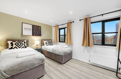 Luxury House with Pool Table, Sky TV, Netflix, Fast Wifi, Garden & Free Parking by Yoko Property - Photo 6