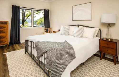 Stunning 4BR Retreat, Deck, Ping Pong, Near Marina - Foto 27