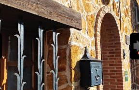 GREDOS RURALRUT cerca del CASTAÑAR de El Tiemblo, Reserva Natural VALLE DE IRUELAS, alojamiento acogedor con cabina hidromasaje, chimenea eléctrica, calefacción, wifi, cocina - Photo 3