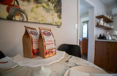 Historic Farm Cottage on 800-Acre Orchard - Foto 47