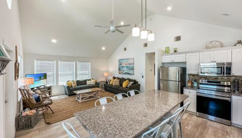 3BR Beach Retreat - Tiki Bar, Ocean Deck, Pet-Friendly & Sleeps 10 - Foto 2