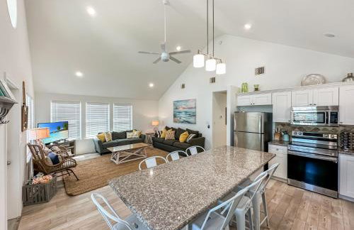 3BR Beach Retreat - Tiki Bar, Ocean Deck, Pet-Friendly & Sleeps 10 - Foto 2