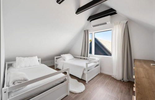 Black Swan- Beachfront Home with Year-Round Jacuzzi - Foto 26