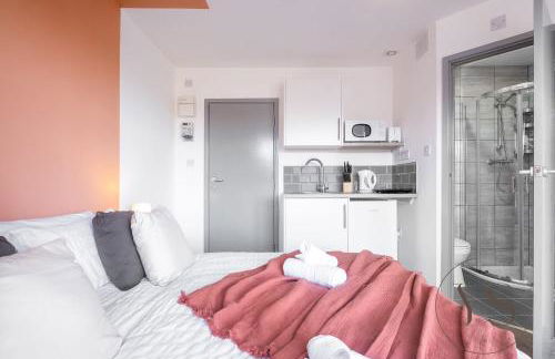 Modern 1C Longton Studio Near Alton Towers with Netflix, Wi-Fi & Kitchenette - Foto 13