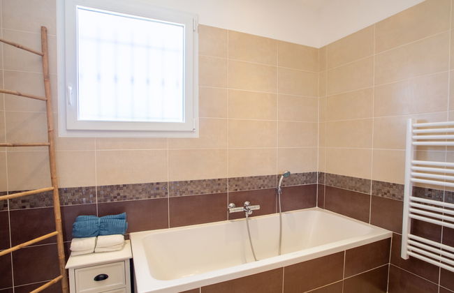 4 bedroom House in Bormes-les-Mimosas with private pool and garden - Photo 28