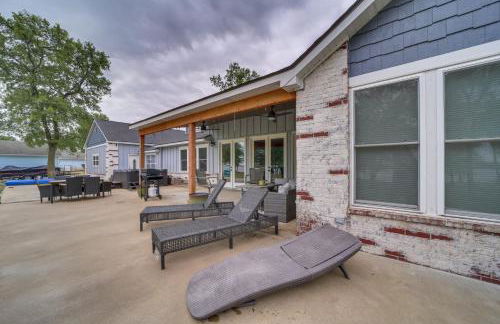 Lakefront Afton Home with Hot Tub and Game Room! - Foto 36