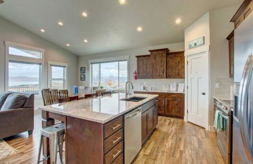 Lake-View Escape with Private Beach Resort Access! - Photo 4