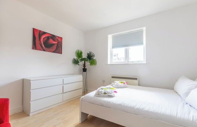 Skyline Haven Modern 2BR w/ Free Parking & 4kTV - Photo 10