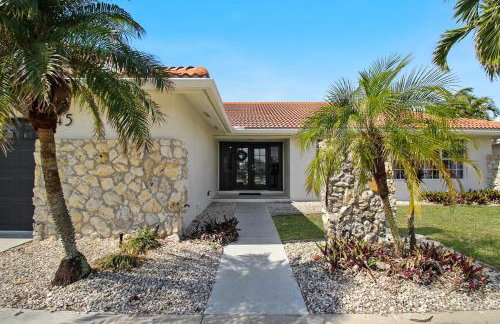 Chic & modern canal-front retreat with private pool - Azure Tides - Photo 5