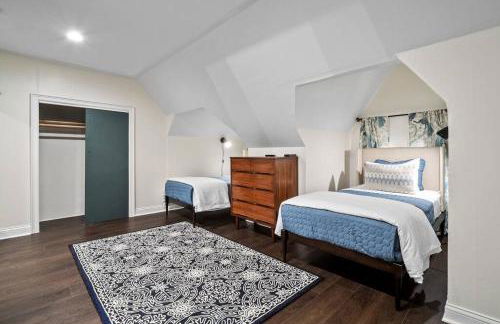 Luxury Living: Grand 7BR/5BA near Everything - Photo 13