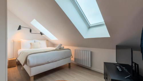 Studio sous les combles côté rue, parking gratuit - Foto 3