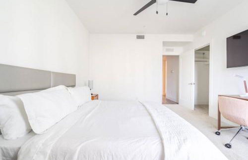 Waterside Retreat: Modern 2BR, Mins to Beach & Apt - Photo 26