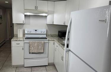 Julie's Cozy 2 Bedroom Basement Apartment - Foto 40