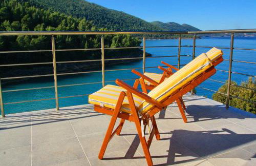 Beachfront Luxury Villa with Private Pool and Stunning Sea Views - Photo 28
