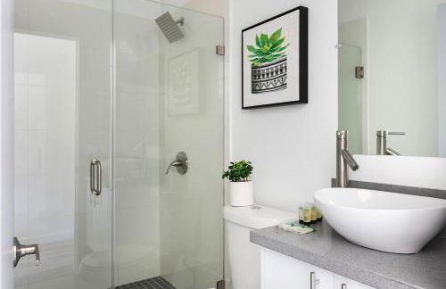 Enjoy Stylish 4BR Townhouse Sleeps 8 with Wi-Fi - Foto 26