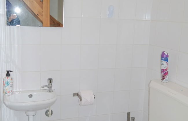 Modern Holiday Home at a Typical Dutch Canal, Close to the Lauwersmeer - Photo 9