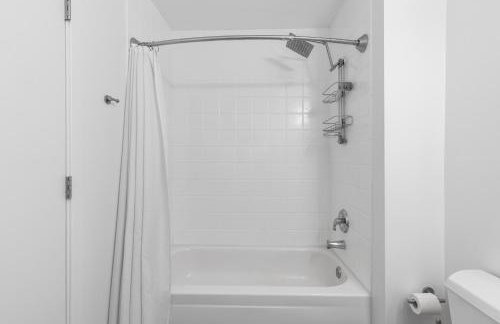 Modern Historic Loft 19ft Ceilings, Gym, Heated Parking, Skyline Views, Balcony - Foto 10