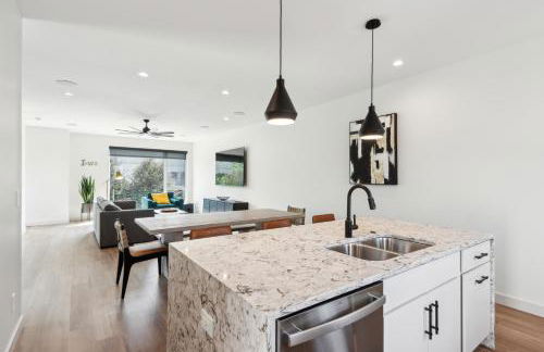 New Modern Townhome With Rooftop Patio 2 Bedroom Townhouse by RedAwning - Photo 19