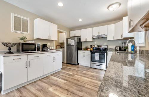 King Suite 2 Full Baths Stocked Kitchen - Foto 7
