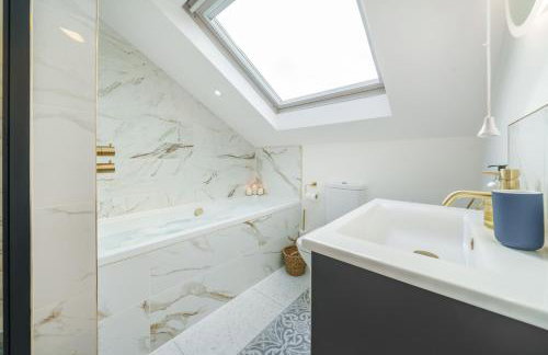 NEW! Stunning 2 Bed Beach Front Penthouse Apartment - Topaz, Compass Point - Foto 18