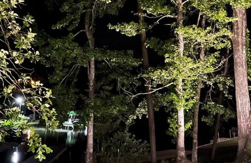 Luxe Lakefront Getaway with Porch and Water View! - Foto 41