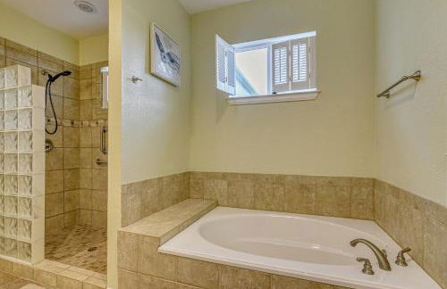 Saltwater Pool! Epic Galveston Bay Group Getaway! - Foto 28