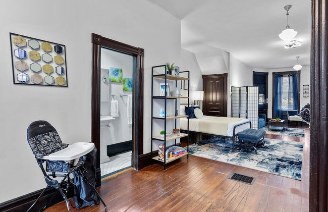 Charming Studio on Cherokee Street - JZ Vacation Rentals - Photo 9