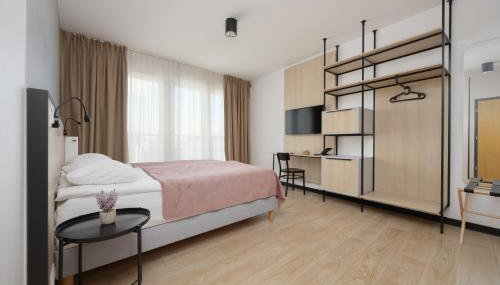 Bright Apartments with Air Conditioning, close to the Metro Station and PGE National by Noclegi Renters - Foto 3