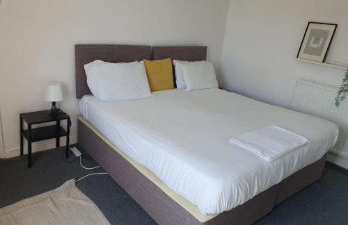 Lovely 5 Bedroom Home w Garden near Northampton - Photo 9