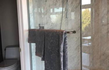 Romantic Spacious Suite with Salish Sea & Mountain Views at Seattle Luxury Estate - Foto 6