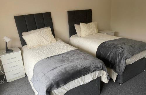 Large 4 Bedroom Sleeps 8, Spacious Apartment for Contractors and Holidays near Bedford Centre - 1 FREE PARKING SPACE & FREE WIFI - Foto 6