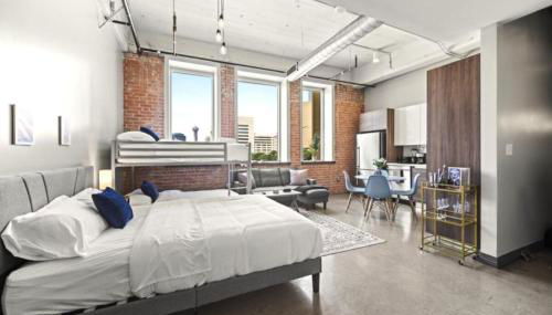 Beautiful Downtown Apartment with Parking, Laundry, & Pool - Foto 5