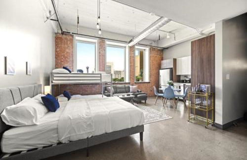 Beautiful Downtown Apartment with Parking, Laundry, & Pool - Photo 5