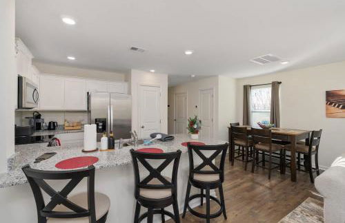 Stylish 3BR Getaway across Bristol Speedway - Foto 29