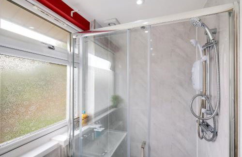 Elegant 5 Bed Home with Garden & Parking - Slough - Foto 48