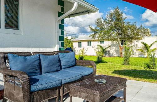 Roxanas 3bed 2bath Home with Modern Interior and BBQ Backyard - Photo 10