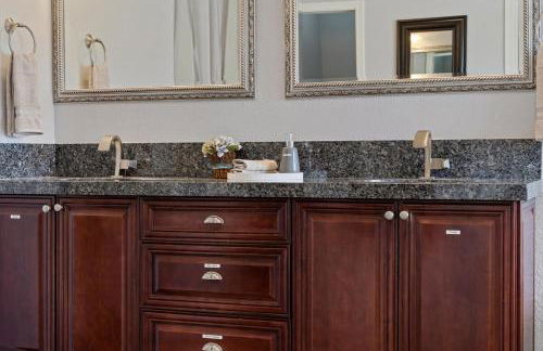 French Country Charm with Pool and Mountain Views - Foto 16