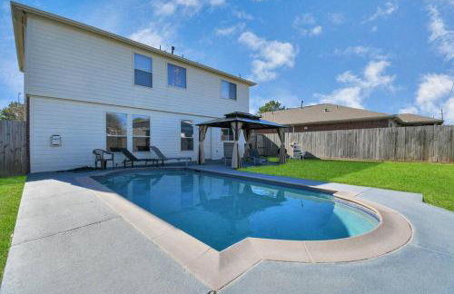 Tranquil 4-BR Oasis With Pool & Backyard Bliss! - Foto 2