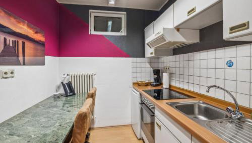 BAT Home Solutions Trier-Euren - alles was ein Hotel nicht bietet - 35 qm Ferienwohnung, Heimkino, Wallbox, Küche für 4 Personen - Foto 5, stove, toaster, minibar