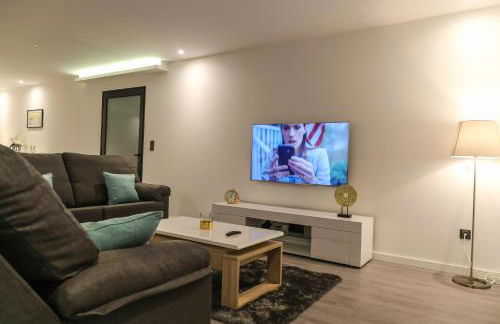 A&M House II Luxury Holidays Home - Photo 8